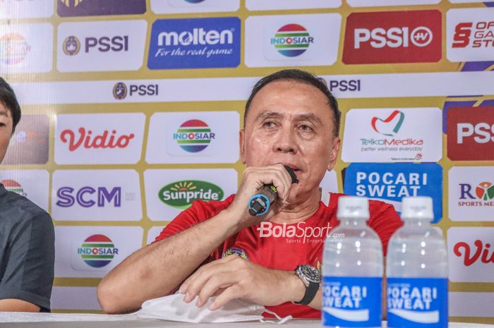 Ketua Umum PSSI, Mochamad Iriawan, sedang dalam sesi jumpa pers di Stadion Patriot Candrabhaga, Bekasi, Jawa Barat, 11 Juli 2022.