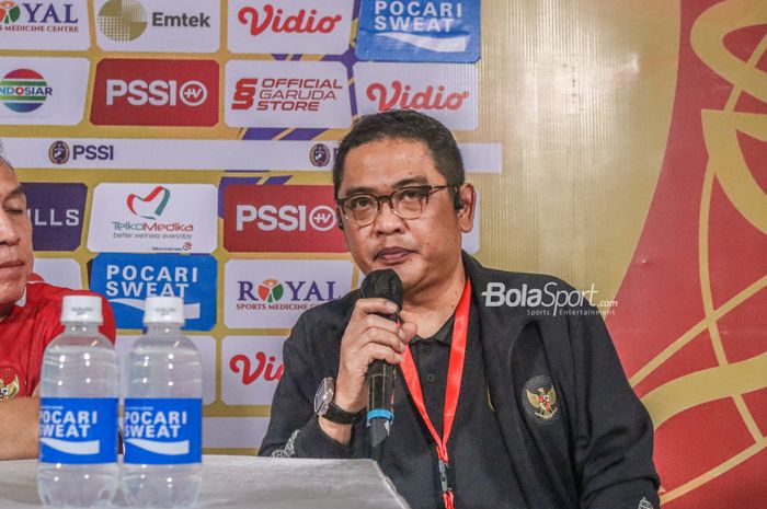 Manajer timnas U-19 Indonesia, Endri Erawan, sedang dalam sesi jumpa pers di Stadion Patriot Candrabhaga, Bekasi, Jawa Barat, 11 Juli 2022.