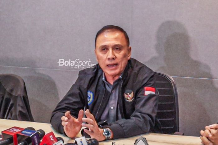 Ketua Umum PSSI, Mochamad Iriawan, saat melakukan sesi jumpa pers  di Menara Mandiri 2, Senayan, Jakarta, 11 Juli 2022.