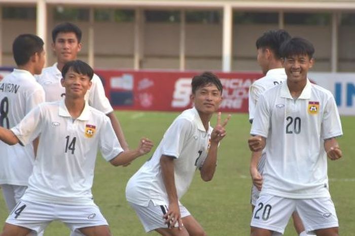 Para pemain Timnas U-19 Laos sedang melakukan selebrasi.