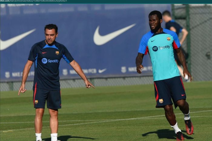 Franck Kessie lakoni latihan perdana bersama Barcelona di bawah arahan Xavi Hernandez langsung.