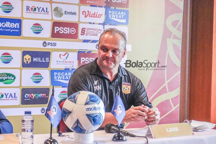 Pelatih timnas U-19 Laos, Hans Michael Weiss, saat sedang menjalani sesi jumpa pers di Hotel Century, Senayan, Jakarta, 12 Juli 2022.