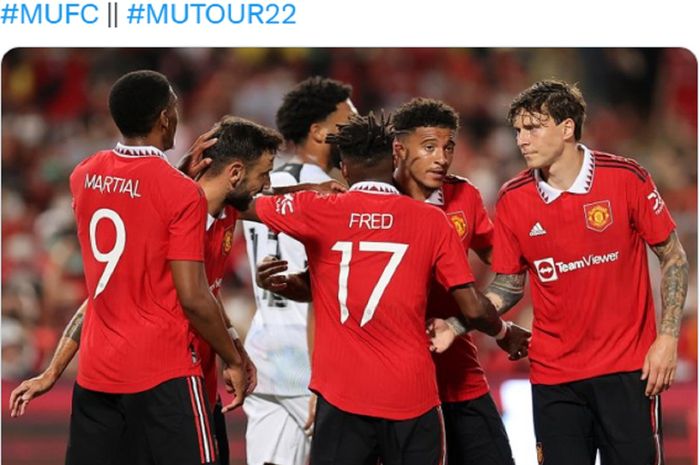 Jadon Sancho merayakan gol pertama bersama rekannya saat laga pramusim antara Man United melawan Liverpool di Bangkok, Thailand, Selasa (12/7/2022).