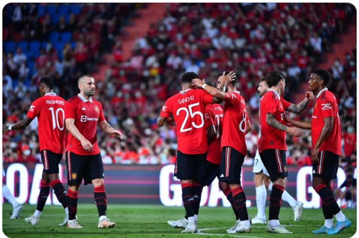 Jadon Sancho merayakan gol pertama bersama rekannya saat laga pramusim antara Man United melawan Liverpool di Bangkok, Thailand, Selasa (12/7/2022).