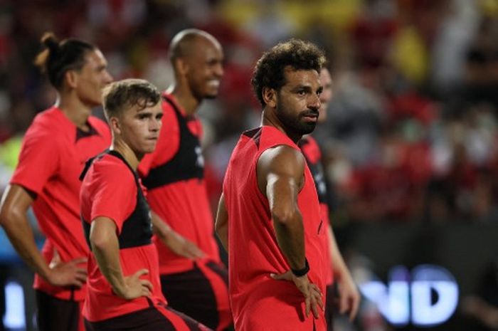 Mohamed Salah (kanan) dalam sesi latihan Liverpool jelang duel kontra Manchester United di Stadion Rajamangala, Bangkok (11/7/2022).