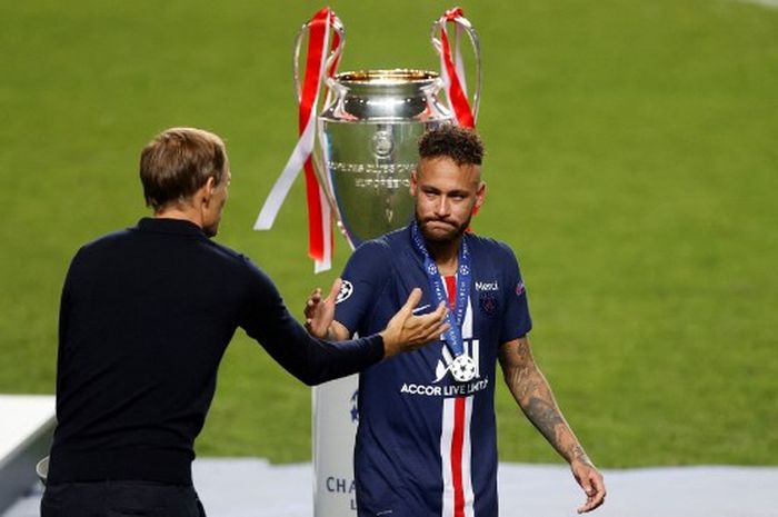 Thomas Tuchel menyalami Neymar usai final Liga Champions, di mana PSG dikalahkan Bayern Muenchen di Da Luz, Lisabon (23/8/2020).