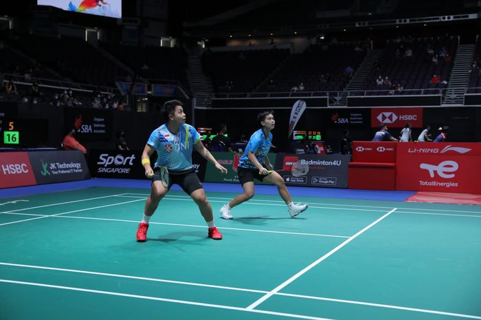 Aksi pasangan ganda campuran Indonesia, Apriyani Rahayu/Siti Fadia Silva Ramadhanti, pada babak 32 besar Singapore Open 2022, Selasa (12/7/2022).