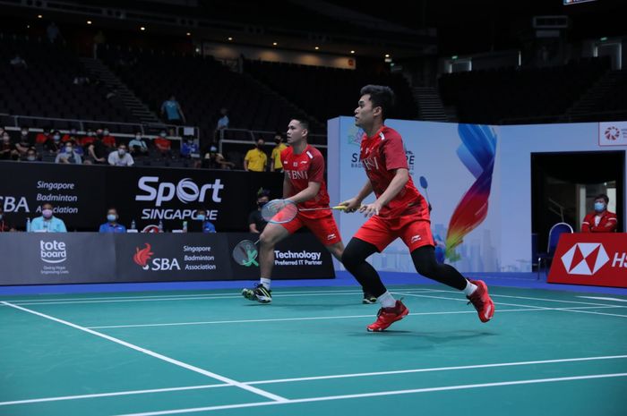 Pasangan ganda putra Indonesia, Leo Rolly Carnando/Daniel Marthin, ketika beraksi pada babak pertama Singapore Open 2022 di Singapore Indoor Stadium, Selasa (12/7/2022).