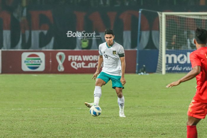 Bek timnas U-19 Indonesia, Muhammad Ferarri, sedang menguasai bola ketika bertanding di Stadion Patriot Candrabhaga, Bekasi, Jawa Barat, 10 Juli 2022.