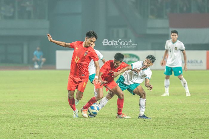 Gelandang timnas U-19 Indonesia, Arkhan Fikri (kanan), sedang berusaha merebut bola dari sejumlah pemain timnas U-19 Myanmar di Stadion Patriot Candrabhaga, Bekasi, Jawa Barat, 10 Juli 2022.