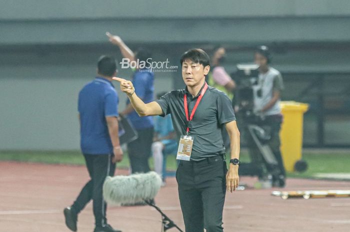 Pelatih timnas U-19 Indonesia, Shin Tae-yong, nampak sedang memberikan intruksi kepada para pemainnya ketika bertanding di Stadion Patriot Candrabhaga, Bekasi, Jawa Barat, 10 Juli 2022.