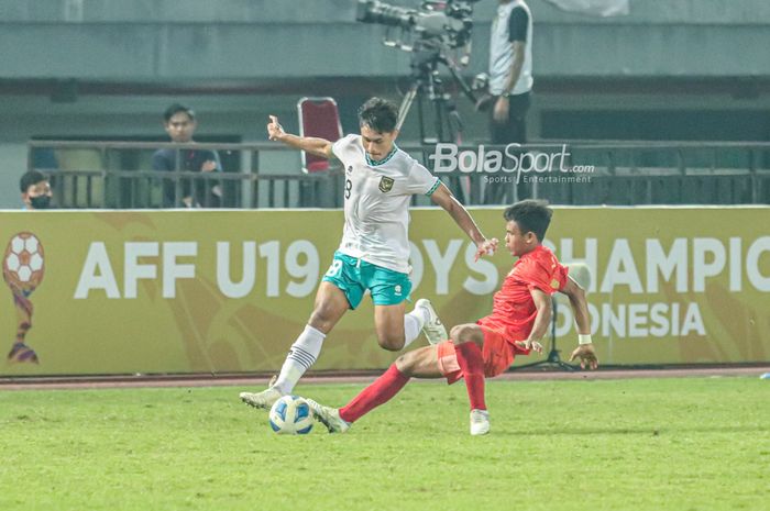 Pemain sayap kanan timnas U-19 Indonesia, Alfriyanto Nico (kanan), sedang berusaha melewati lawannya ketika bertanding di Stadion Patriot Candrabhaga, Bekasi, Jawa Barat, 10 Juli 2022.