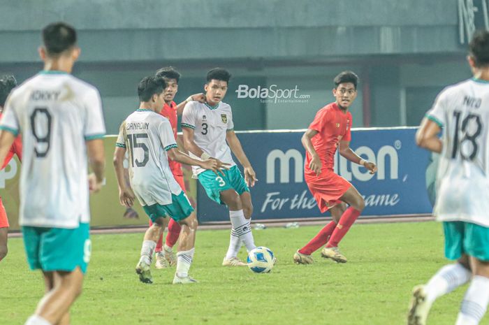 Pemain timnas U-19 Indonesia, Kadek Arel Priyatna (tengah), sedang menguasai bola ketika bertanding di Stadion Patriot Candrabhaga, Bekasi, Jawa Barat, 10 Juli 2022.