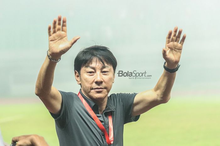 Pelatih timnas U-19 Indonesia, Shin Tae-yong, nampak memberikan salam kepada fan di Stadion Patriot Candrabhaga, Bekasi, Jawa Barat, 10 Juli 2022.