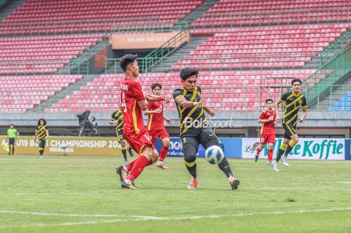 Pemain timnas U-23 Malaysia, Muhammad Ubaidullah Shamsul Fazili Mohd Zamri (kanan), sedang menyapu bola dari lawannya ketika bertanding di Stadion Patriot Candrabhaga, Bekasi, Jawa Barat, 13 Juli 2022.