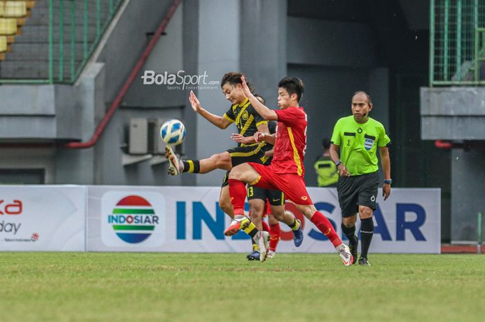 Pemain timnas U-19 Malaysia, Muhammad Haiqal Haqeemi Hairi (kiri), sedang menendang bola saat bertanding di Stadion Patriot Candrabhaga, Bekasi, Jawa Barat, 13 Juli 2022.