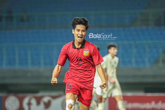 Pemain timnas U-19 Laos, Peeter Phanthavong, nampak sumringah merayakan selebrasi seusai mencetak gol saat bertanding di Stadion Patriot Candrabhaga, Bekasi, Jawa Barat, 13 Juli 2022.