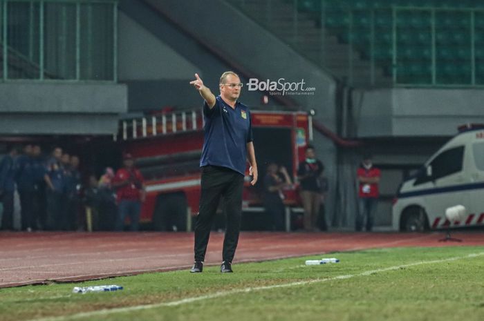 Pelatih timnas U-19 Laos, Hans Michael Weiss, sedang memberikan intruksi kepada para pemainnya di Stadion Patriot Candrabhaga, Bekasi, Jawa Barat, 13 Juli 2022.