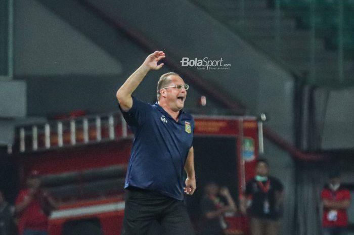 Pelatih timnas U-19 Laos, Hans Michael Weiss, sedang memberikan intruksi kepada para pemainnya di Stadion Patriot Candrabhaga, Bekasi, Jawa Barat, 13 Juli 2022.