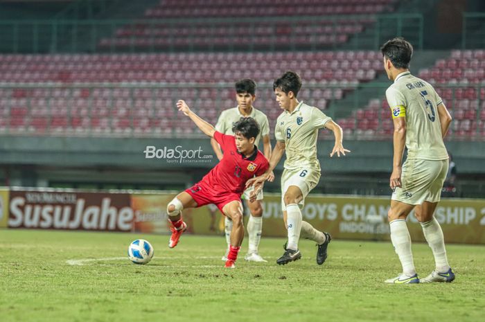 Pemain timnas U-19 Laos, Peeter Phanthavong (jersey merah), sedang menguasai bola ketika bertanding di Stadion Patriot Candrabhaga, Bekasi, Jawa Barat, 13 Juli 2022.