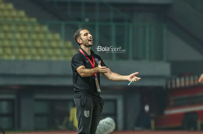 Pelatih timnas U-19 Thailand, Salvador Valero Garcia, sedang memberikan intruksi kepada para pemainnya saat bertanding di Stadion Patriot Candrabhaga, Bekasi, Jawa Barat, 13 Juli 2022.