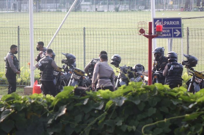 Latihan timnas U-19 Vietnam mendapatkan pengawalan ketat jelang tampil di laga semifinal Piala AFF U-19 melawan Malaysia. 