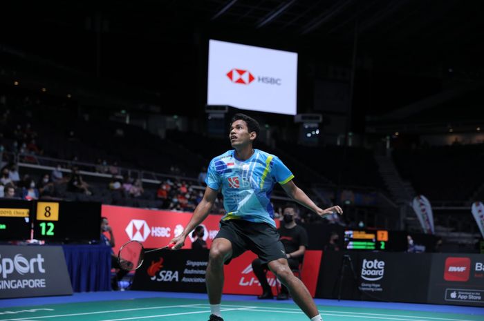 Pemain tunggal putra Indonesia, Chico Aura Dwi Wardoyo, ketika tampil pada babak kesatu Singapore Open 2022 di Singapore Indoor Stadium, Rabu (13/7/2022).