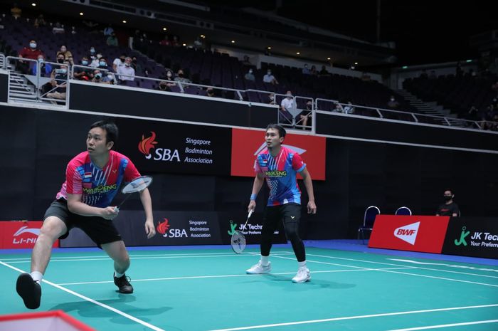 Pasangan ganda putra Indonesia, Mohammad Ahsan/Hendra Setiawan, pada babak pertama Singapore Open 2022 di Singapore Indoor Stadium, Rabu (13/7/2022).