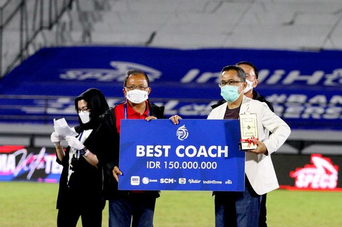 Aji Santoso sebagai best coach Liga 1 2021-2022.