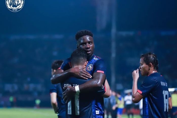 Selebrasi pemain Arema FC saat mencetak gol ke gawang Borneo FC di Stadion Kanjuruhan Malang Jawa Timur, Kamis (14/7/2022)