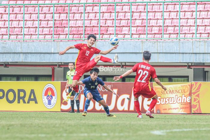 Pemain timnas U-19 Vietnam, Nguyen Bao Long (kiri), sedang berusaha merebut bola dan dibayangi pilar timnas U-19 Thailand bernama Songkhramsamut  Namphueng (kanan) di Stadion Patriot Candrabhaga, Bekasi, Jawa Barat, 15 Juli 2022.