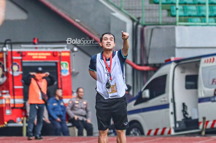 Pelatih timnas U-19 Vietnam, Dinh The Nam, nampak sedang memberikan intruksi kepada para pemainnya di Stadion Patriot Candrabhaga, Bekasi, Jawa Barat, 15 Juli 2022.