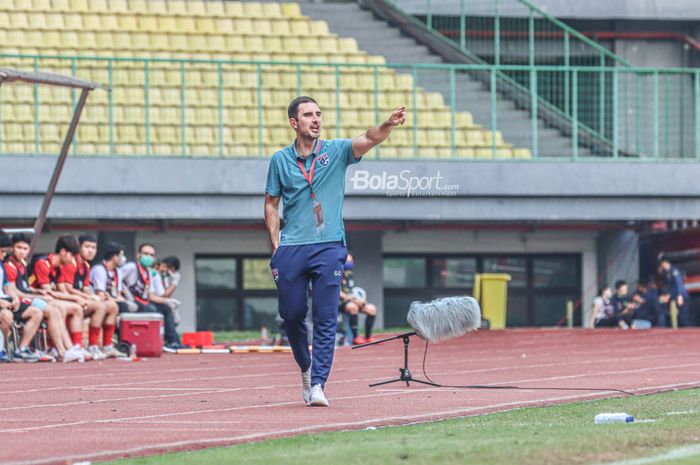 Pelatih timnas U-19 Thailand, Salvador Valero Garcia, nampak sedang memberikan intruksi kepada para pemainnya di Stadion Patriot Candrabhaga, Bekasi, Jawa Barat, 15 Juli 2022.