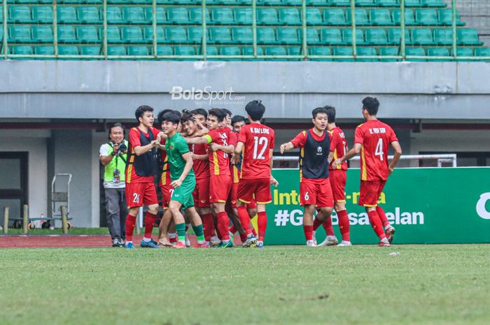 Sejumlah pemain timnas U-19 Vietnam nampak sedang merayakan gol ketika bertanding di Stadion Patriot Candrabhaga, Bekasi, Jawa Barat, 15 Juli 2022.