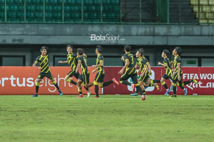 Sejumlah pemain timnas U-19 Malaysia sedang merayakan gol saat bertanding di Stadion Patriot Candrabhaga, Bekasi, Jawa Barat, 15 Juli 2022.