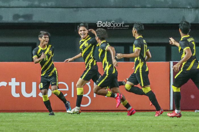 Sejumlah pemain timnas U-19 Malaysia sedang merayakan gol saat bertanding di Stadion Patriot Candrabhaga, Bekasi, Jawa Barat, 15 Juli 2022.