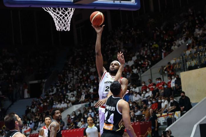 Pebasket naturalisasi timnas basket Indonesia, Marques Terrel Bolden (jersey putih), saat menghadapi Yordania pada pertandingan Grup A FIBA Asia Cup 2022. Marques Bolden menjadi tulang punggung timnas setelah mencetak double-double di dua laga pertama.