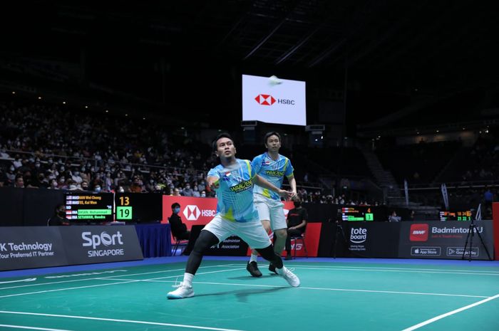 Pasangan ganda putra Indonesia, Mohammad Ahsan/Hendra Setiawan, pada babak kedua Singapore Open 2022 di Singapore Indoor Stadium, Kamis (14/7/2022).