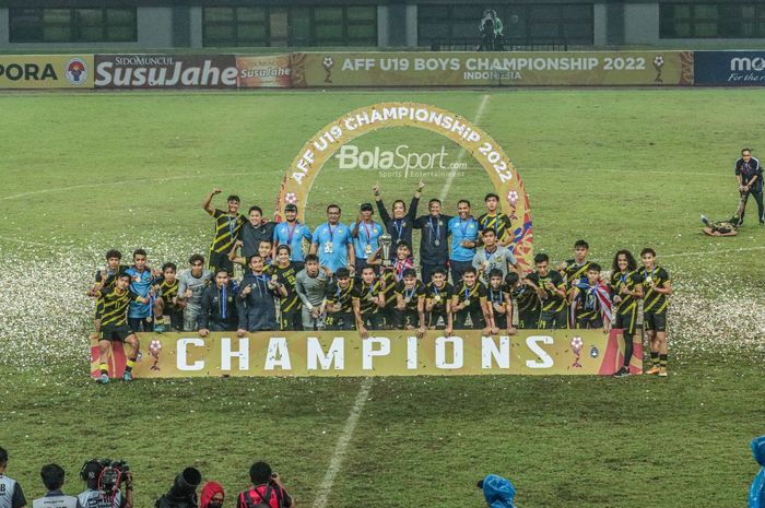 Skuat timnas U-19 Malaysia (skuad timnas U-19 Malaysia) sedang berfoto bersama seusai menjuarai Piala AFF U-19 2022 di Stadion Patriot Candrabhaga, Bekasi, Jawa Barat, 15 Juli 2022.