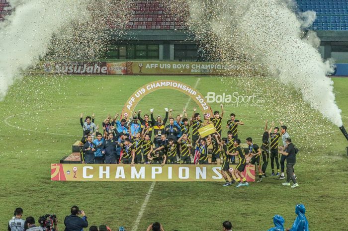 Skuat timnas U-19 Malaysia (skuad timnas U-19 Malaysia) sedang berfoto bersama seusai menjuarai Piala AFF U-19 2022 di Stadion Patriot Candrabhaga, Bekasi, Jawa Barat, 15 Juli 2022.