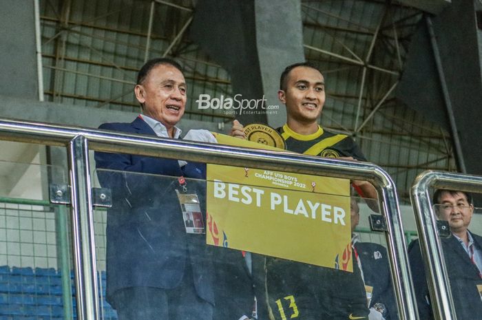 Ketua Umum PSSI, Mochamad Iriawan (kiri), sedang memberikan penghargaan pemain terbaik Piala AFF U-19 2022 kepada pilar timnas U-19 Malaysia bernama Ahmad Asyar Hadi Mohd Shapri (kanan) di Stadion Patriot Candrabhaga, Bekasi, Jawa Barat, 15 Juli 2022.