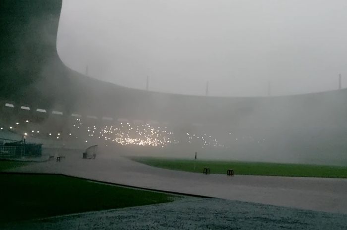 Pertandingan uji coba Persikabo 1973 vs Peraita Tangerang dihentikan akibat hujan deras dan listrik padam di Stadion Pakansari, Cibinong, Bogor, Jumat (15/7/2022).