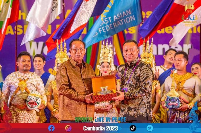 Sekretaris Jenderal NOC Indonesia Ferry Kono menerima placard dan cendera mata dari tuan rumah Kamboja.