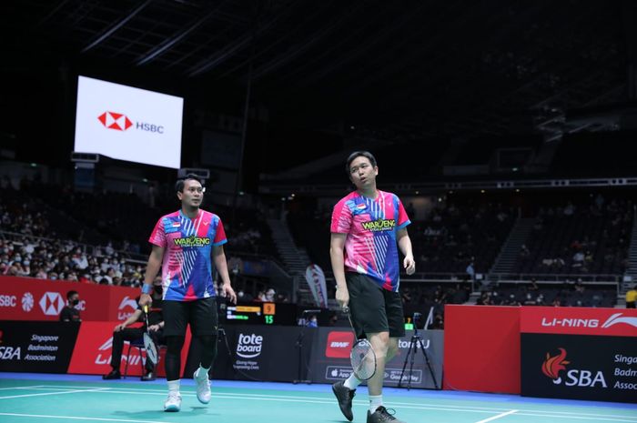 Pasangan ganda putra Indonesia, Mohammad Ahsan/Hendra Setiawan, pada babak perempat final Singapore Open 2022 di Singapore Indoor Stadium, Jumat (15/7/2022).