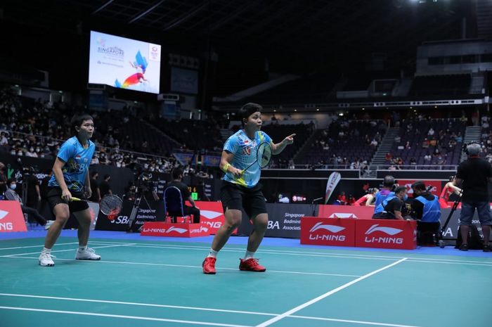 Pasangan ganda putri Indonesia, Apryani Rahayu/Siti Fadia Silva Ramadhanti ketika bertanding pada babak perempat final Singapore Open 2022, Jumat (15/7/2022)