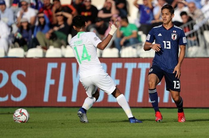 Yoshinori Muto (kanan) saat membela timnas Jepang di Piala Asia melawan Arab Saudi (21/1/2019).