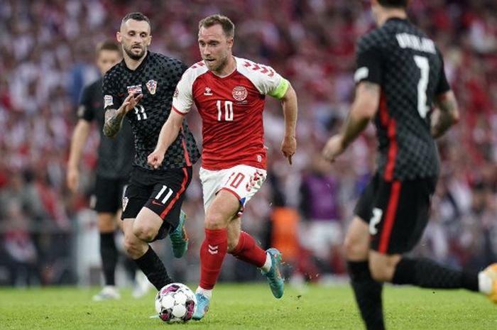 Christian Eriksen (10) beraksi melewati Marcelo Brozovic dalam duel Denmark vs Kroasia di ajang UEFA Nations League di Copenhagen (10/6/2022).