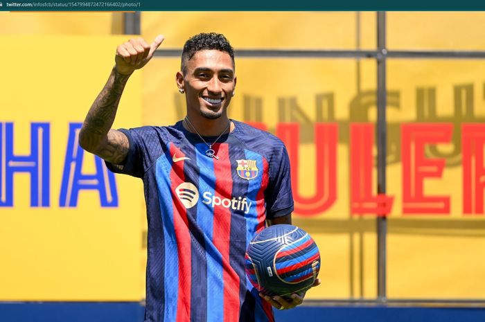 Winger asal Brasil, Raphinha, resmi diperkenalkan sebagai pemain baru Barcelona pada bursa transfer musim panas 2022, Jumat (12/7/2022) pagi WIB.