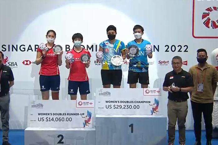 Ganda putri Indonesia, Apriyani Rahayu/Siti Fadia Silva Ramadhanti berdiri di podium juara Singapore Open 2022 setelah mengalahkan Zhang Shu Xian/Zheng Yu (China) di Singapore Indoor Stadium, Singapura, Minggu (17/7/2022)