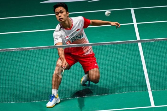 Anthony Sinisuka Ginting bermain sabar untuk menekuk Loh Kean Yew di semifinal Singapore Open 2022.